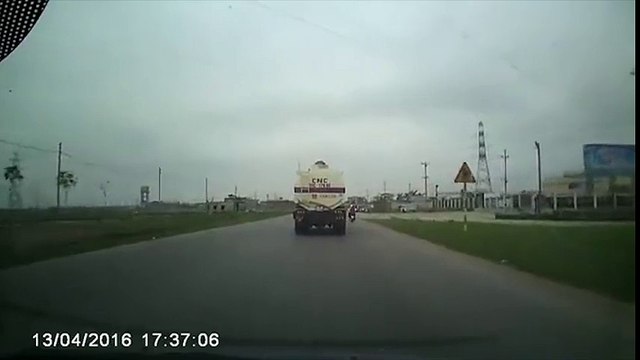 2 cô gái thoát chết tai nạn xe tải