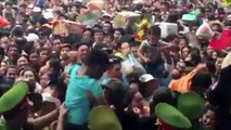 Lễ hội Đền Hùng 2016: Trẻ nhỏ khóc ngất giữa biển người