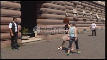 Ora News – Vlahutin takim me Metën, ambasadorja e BE-së mbërrin në Kryesinë e Kuvendit