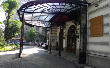 Visit Romania: Bucharest Aboard a Double-decker