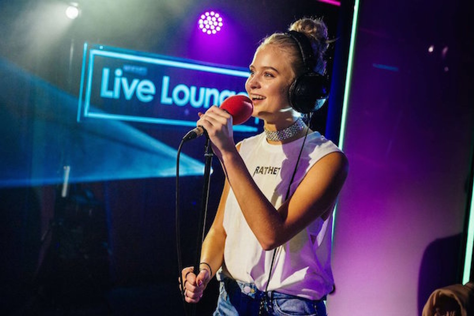 Zara Larsson - Ain't My Fault - Live Lounge BBC1 - video Dailymotion