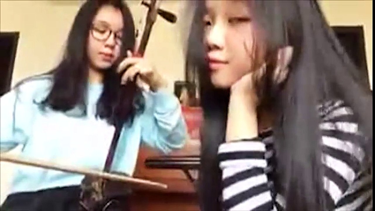 Hai cô bạn cực xinh vừa chơi đàn nhị, vừa cover cực ngọt bài "Mơ"
