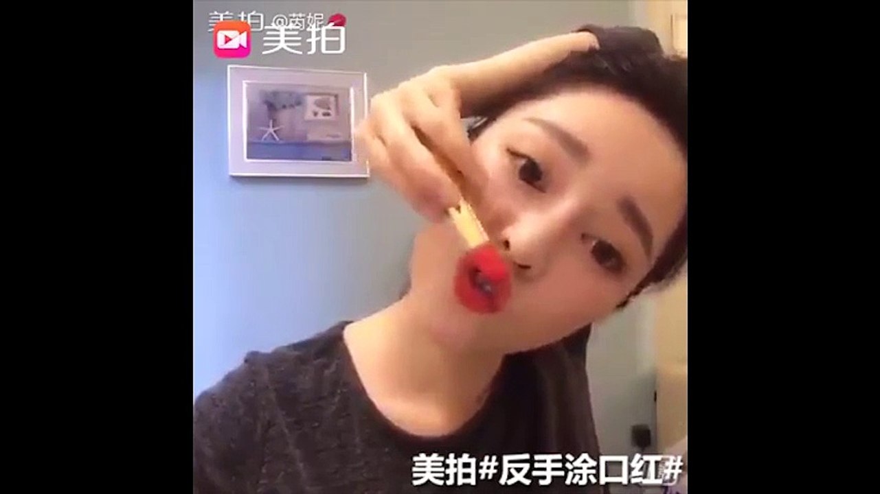 Trào lưu vòng tay qua đầu đánh son của các hot girl gây "bão" mạng xã hội