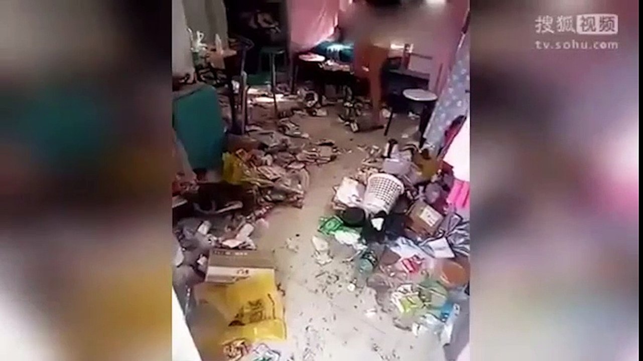 Hãi hùng cảnh tượng ký túc xá bẩn của nữ sinh Trung Quốc