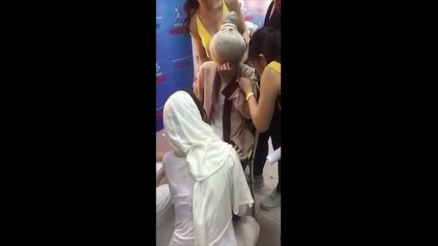 Clip Khả Ngân bật khóc nghẹn ngào trong hậu trường