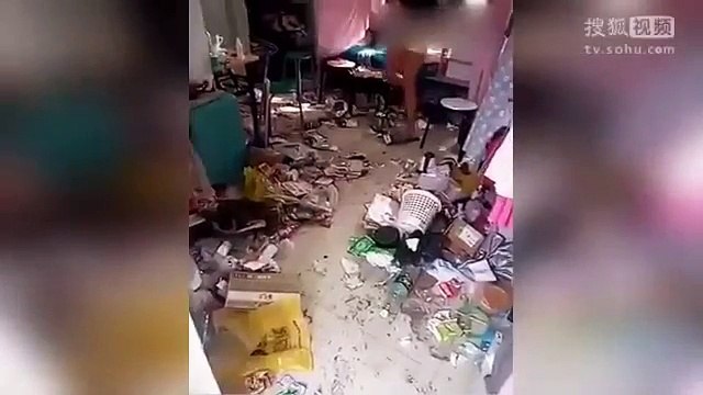 Choáng với kí túc xá siêu bẩn siêu bề bộn của cặp đôi nữ sinh