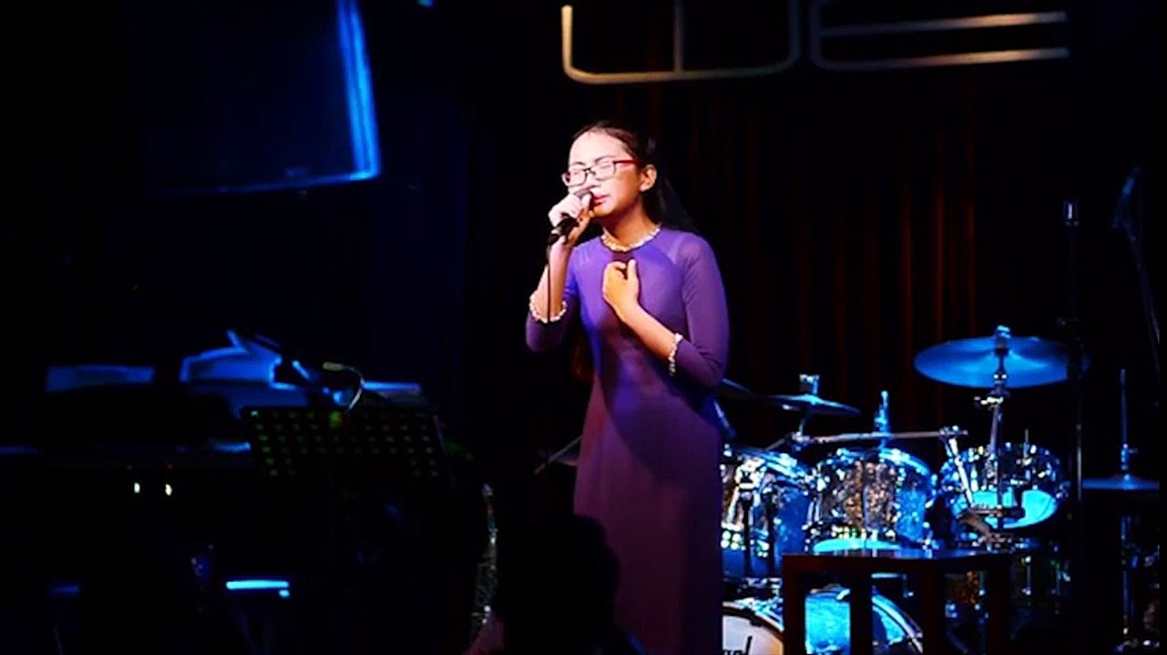 Phương Mỹ Chi bật khóc nghẹn ngào trong đêm nhạc riêng