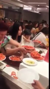 Kinh hoàng cảnh tượng du khách Trung Quốc điên cuồng tranh tôm hấp trong nhà hàng buffet ở Thái Lan