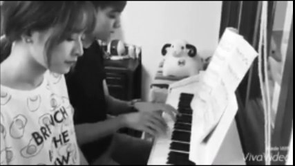 Chi Pu trổ tài đàn cùng Soobin Hoàng Sơn