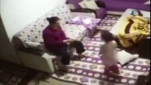 Dân mạng phẫn nộ với clip bạo hành trẻ em giữa phòng khách