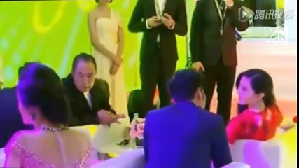 Lý Thần cúi người buộc giày cho Phạm Băng Băng ngay giữa phố