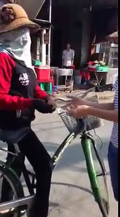 Cảm phục cậu bé khuyết tật bán vé số đầy tự trọng