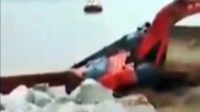 Video jengkaut jatuh ke laut, pemandu terselamat