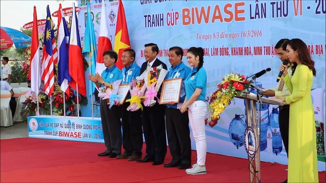 Lý Nhã Kỳ ngồi xe máy, cổ động vận động viên đua xe đạp