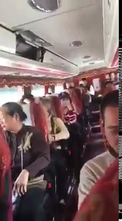 MC xe khách chém gió "đàn ông sợ vợ nhiều nhà giàu sang"