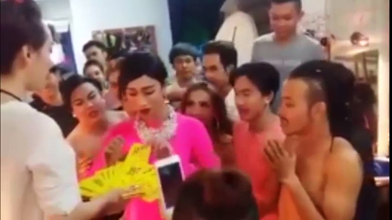 Cười đau bụng với màn mừng tuổi dành cho thu trang