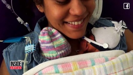 Cặp sinh đôi thiếu tháng nắm chặt tay nhau