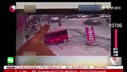 Tài xế nhẫn tâm cán qua cán lại người nạn nhân