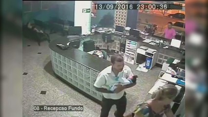 Un réceptionniste rattrape un bébé de justesse