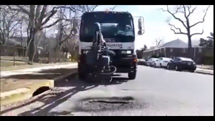 Choáng với cỗ máy vá "ổ voi" trên đường của nước ngoài