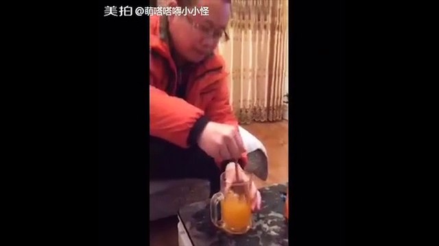 Hoang mang trước đoạn video Nước giải khát bị giấy hút màu tại Trung Quốc