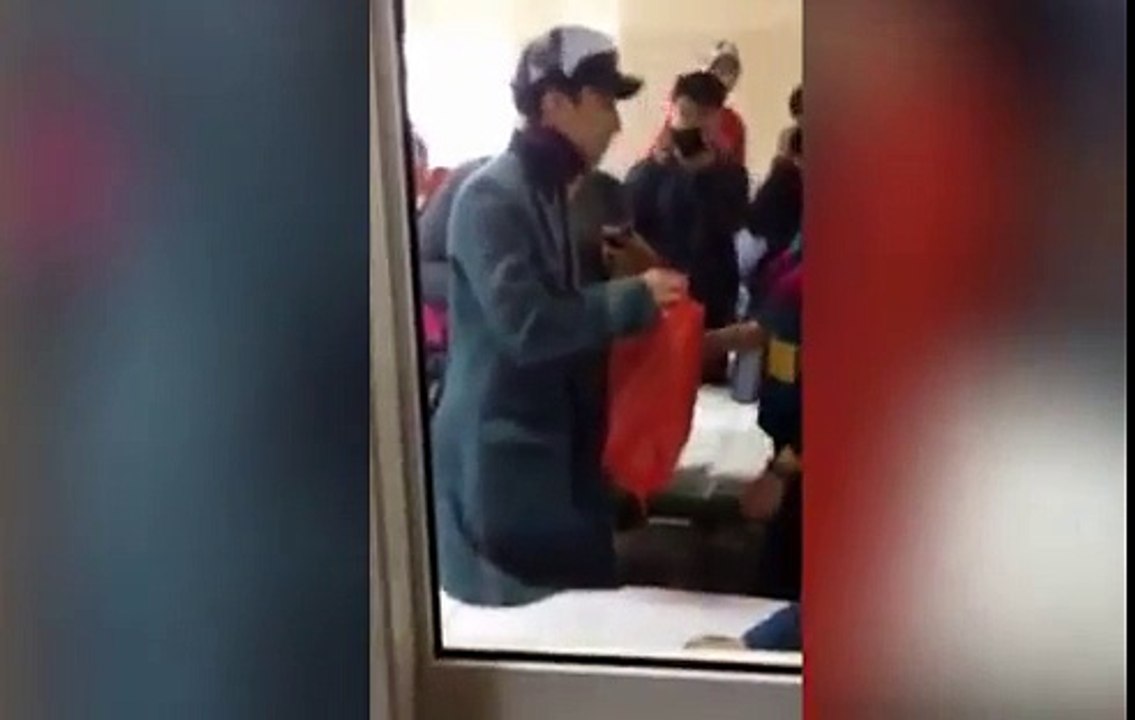 Sơn Tùng tới bệnh viên K thăm fan 10 tuổi mắc bệnh ung thư