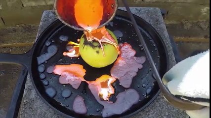 Phản ứng kì lạ khi đổ đồng nóng chảy vào trái táo tươi