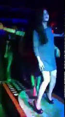 Bà ngoại 39 tuổi nhảy trên bar gây sốt