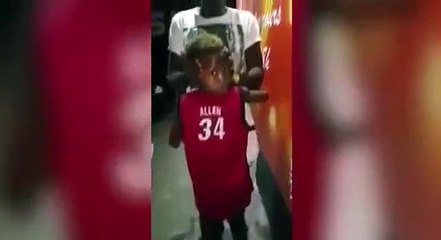 Cậu bé có khả năng xoay ngược đầu 180 độ