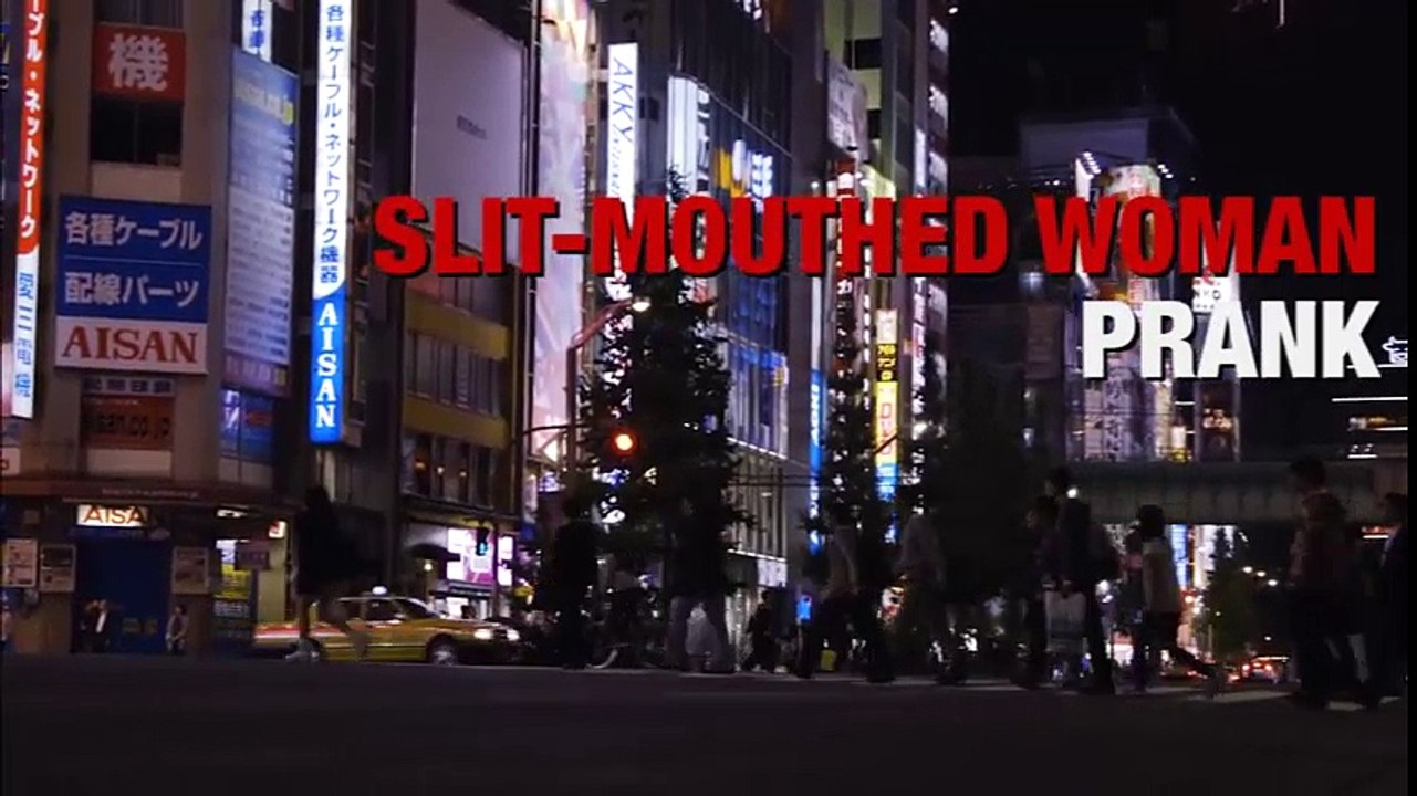 Cô gái Nhật Bản doạ người đi đường chết khiếp với màn "lật mặt"