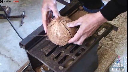 Cách cắt dừa khô lấy cả nước lẫn ruột