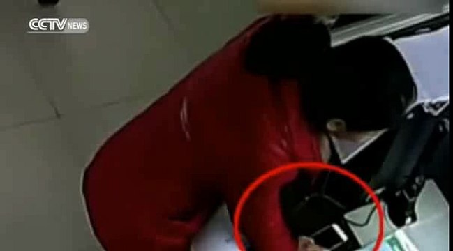 Người phụ nữ hồn nhiên ăn trộm điện thoại ngay tại đồn cảnh sát