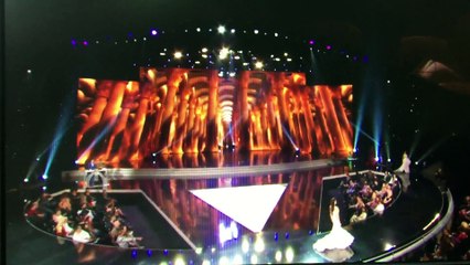 Phạm Hương trình diễn trang phục dạ hội