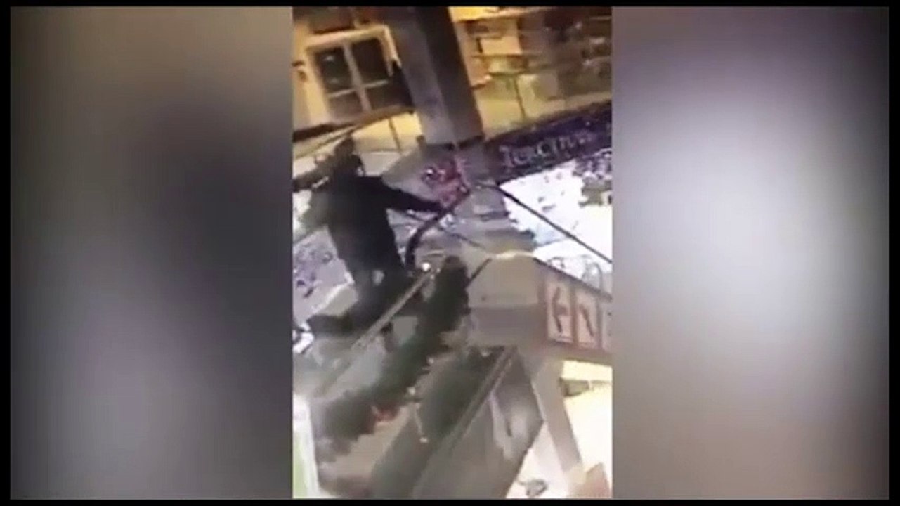 Người đàn ông bất ngờ rơi ra khỏi thang cuốn tại TTTM