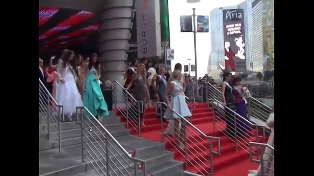 Hành động của Phạm Hương tại cuộc thi ''Hoa hậu Hoàn vũ'' thế giới 2015 gây tranh cãi