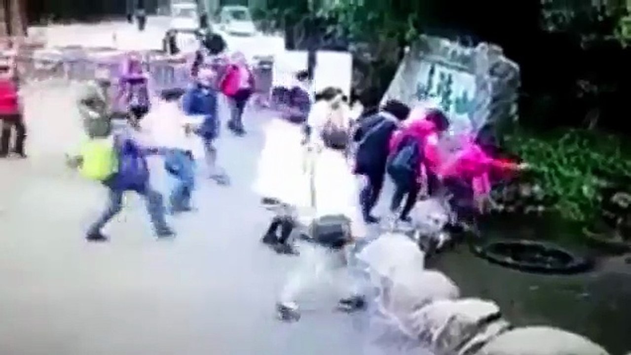 Nữ du khách mải lùi chụp ảnh bị lăn xuống giếng gây sốt mạng