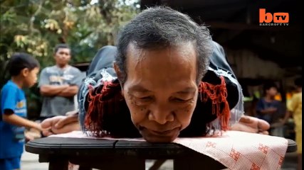 Người đàn ông có khả năng bẻ chân lật ngược