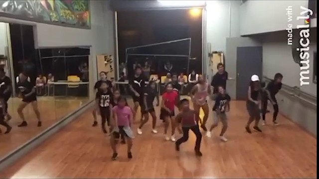 Trào lưu nhảy 'Do it like me' đang gấy sốt trên thế giới