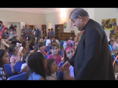 Napoli - Sepe consegna kit scolastici ai bambini della Casa di Tonia (20.09.16)