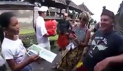 teenage girl in bali can speak 22 languages unbelievable!