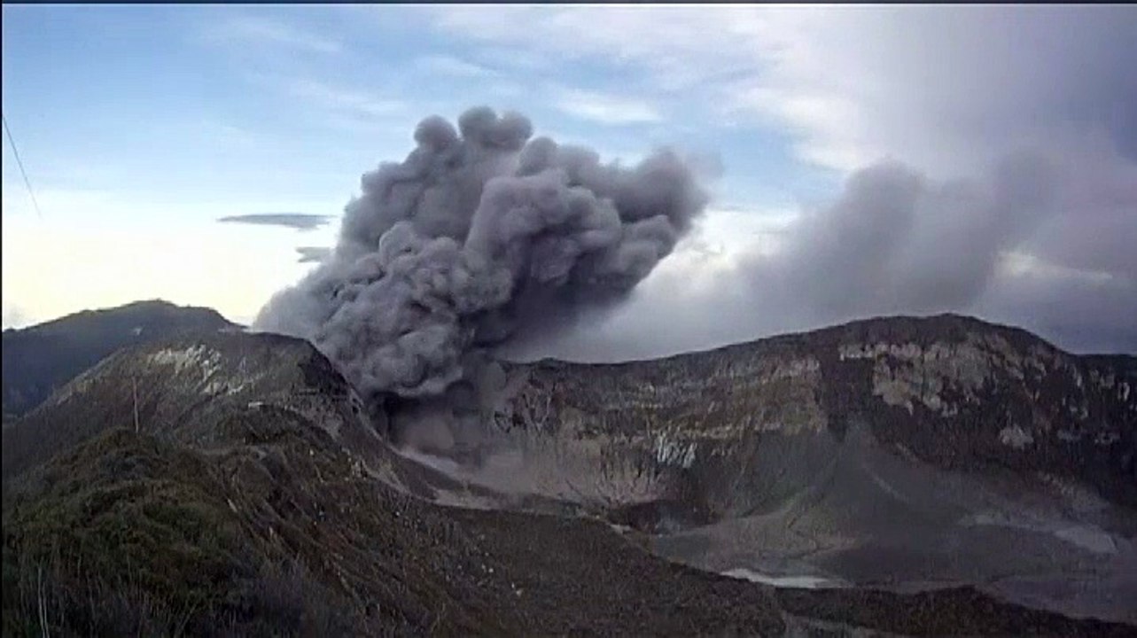 Le volcan Turrialba entre en éruption au Costa Rica
