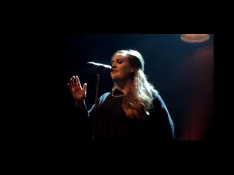 Adele oublie les paroles d'un de ses titres en plein concert