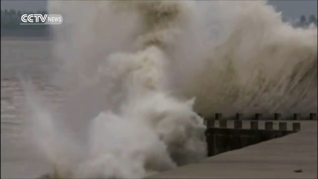 Kỳ thú con sóng “thủy quái” cao hơn 30m thu hút 100.000 người xem