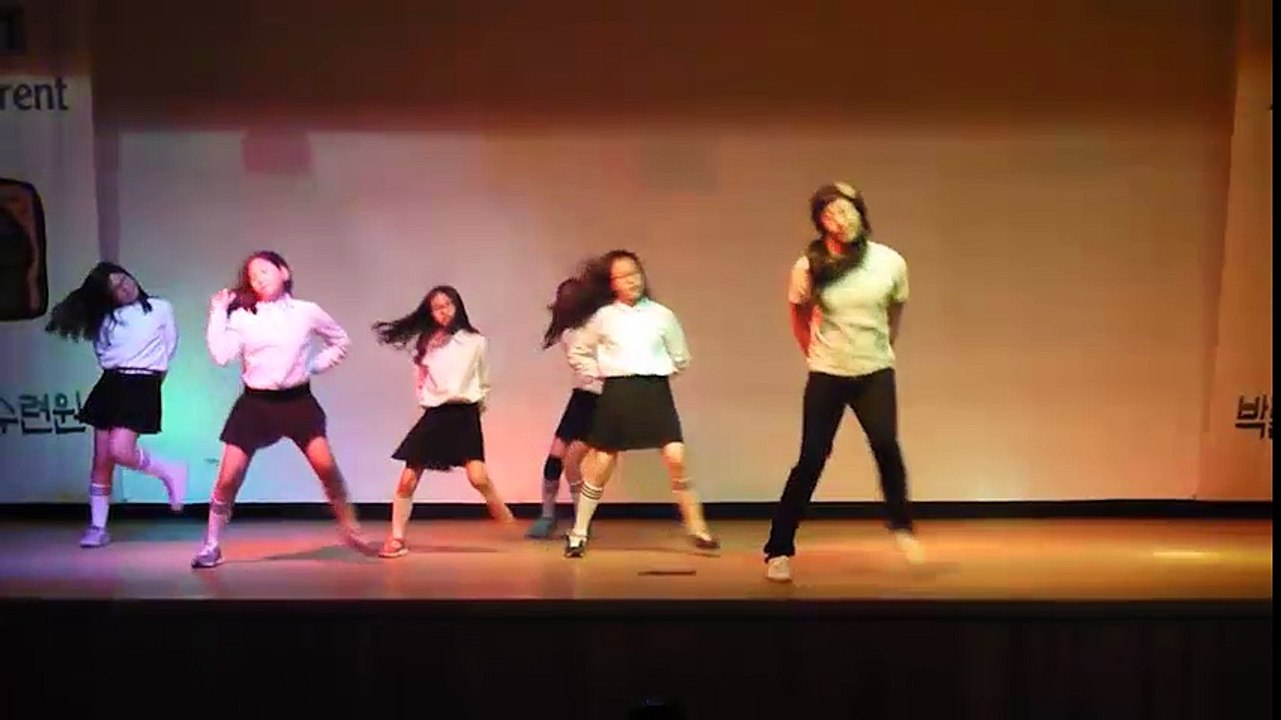 Thầy giáo giả gái nhảy với học sinh