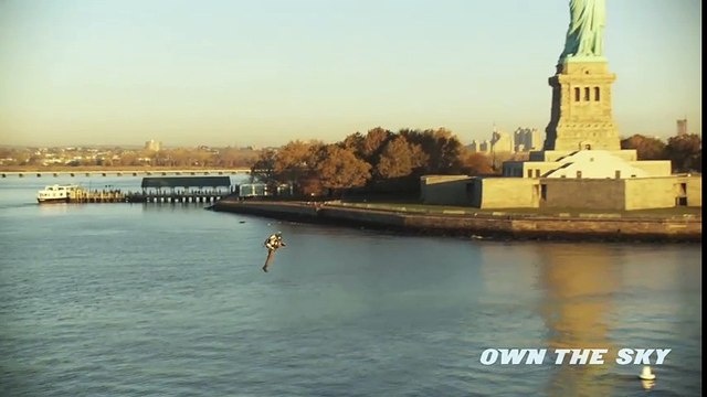 Chàng trai chinh phục bầu trời chỉ với bộ trang phục Người bay