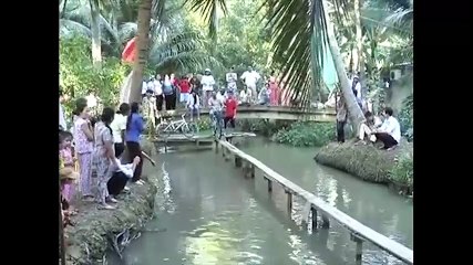 Thi đạp xe qua cầu khỉ