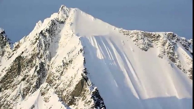 VĐV trượt tuyết thoát chết dù rơi từ độ cao 500m