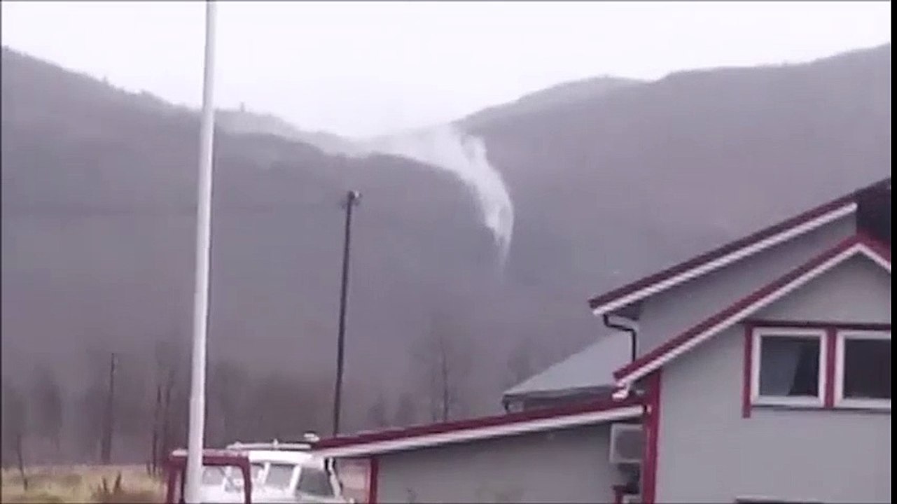 Ngạc nhiên hiện tượng kỳ lạ thác nước chảy ngược lên trời