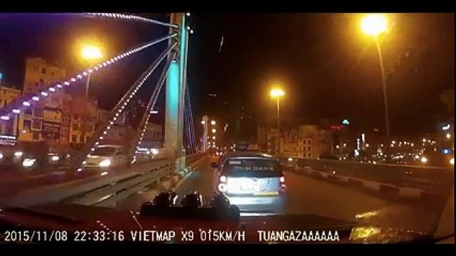 Camera hành trình hé lộ taxi đã rượt đuổi với xe khác trước khi gây tai nạn?
