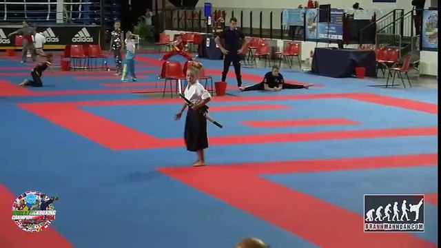 Ngạc nhiên trước màn biểu diễn Samurai của bé gái 8 tuổi